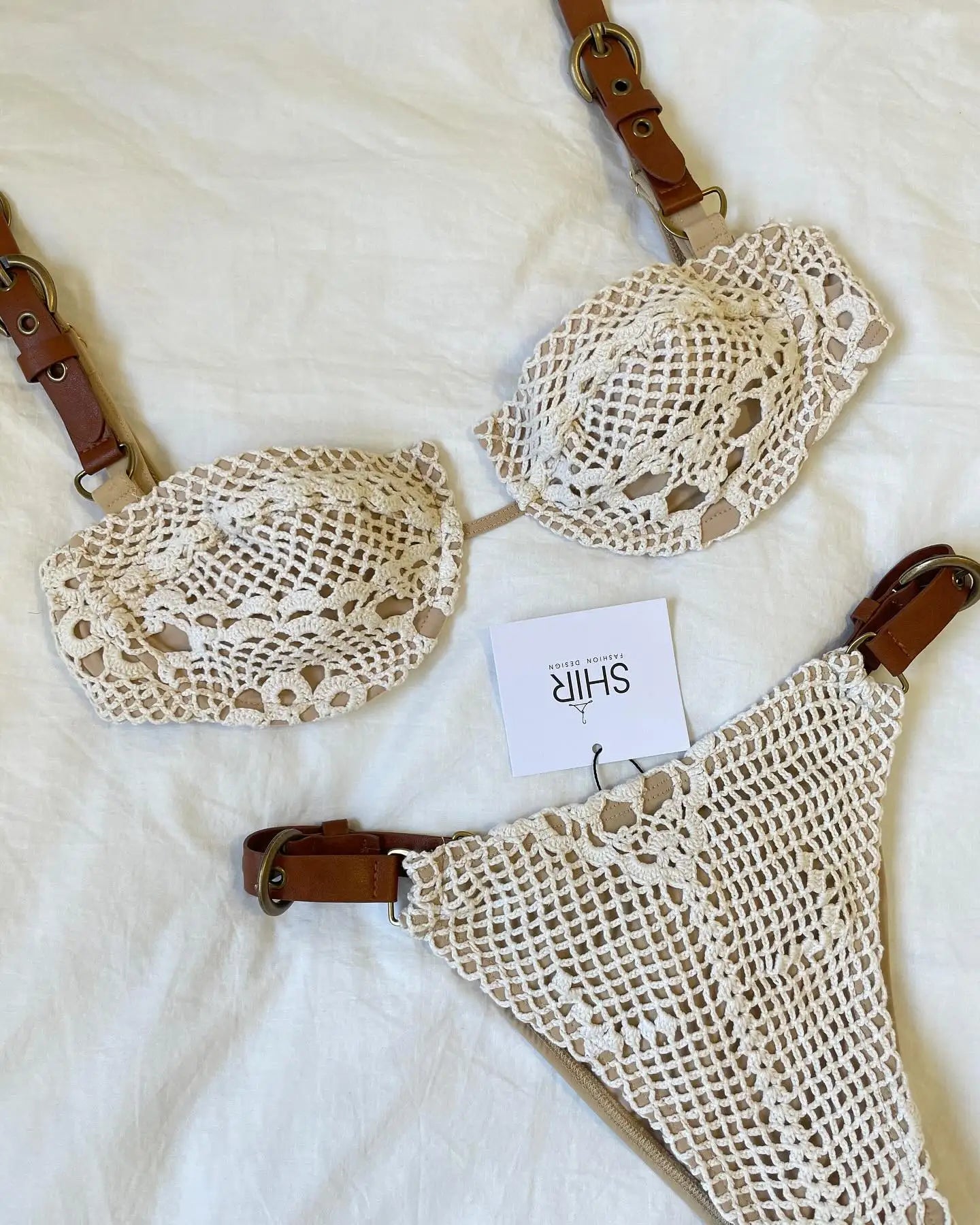 Bikini Donna 2026 in Crochet Crema con Cinturini in Pelle e Fibbie Metalliche - Lido nova 