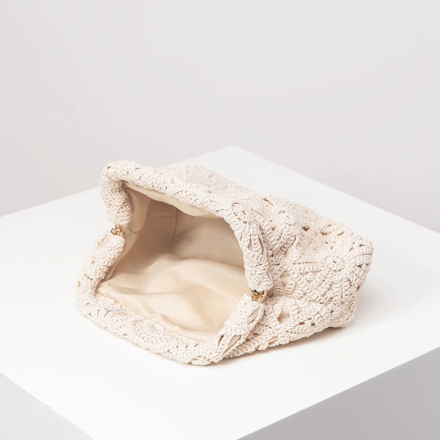 Perforated Woven Straw Clutch – Boho Chic Style Summer 2026