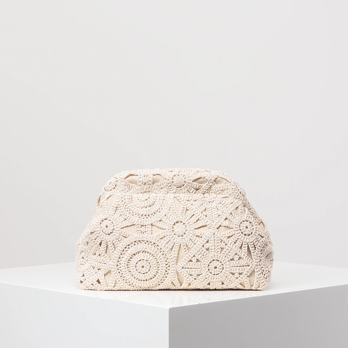 Perforated Woven Straw Clutch – Boho Chic Style Summer 2026