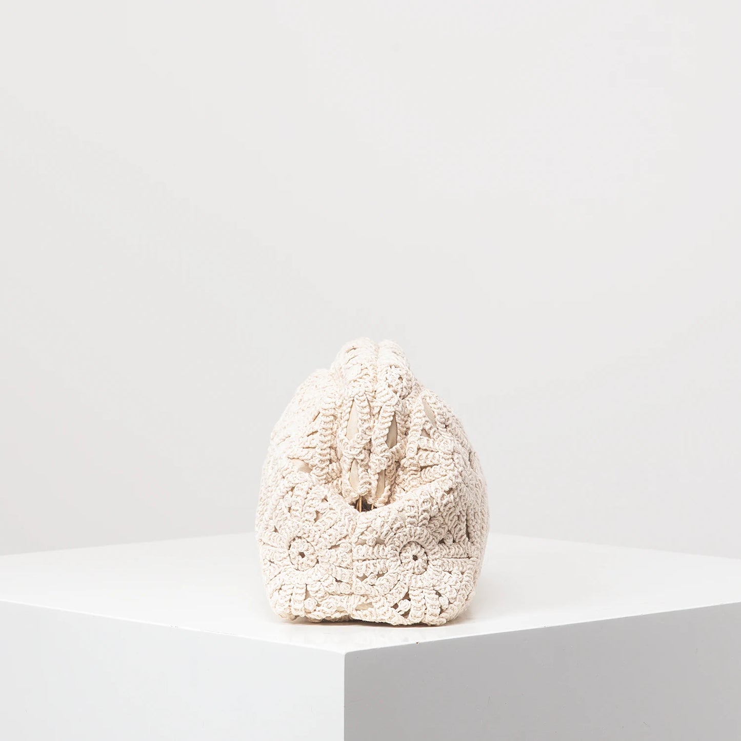 Perforated Woven Straw Clutch – Boho Chic Style Summer 2026