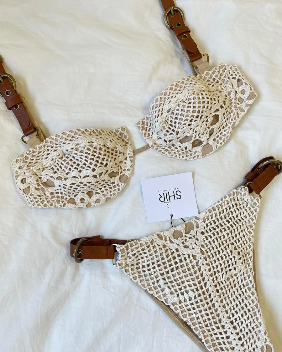 Bikini Donna 2026 in Crochet Crema con Cinturini in Pelle e Fibbie Metalliche