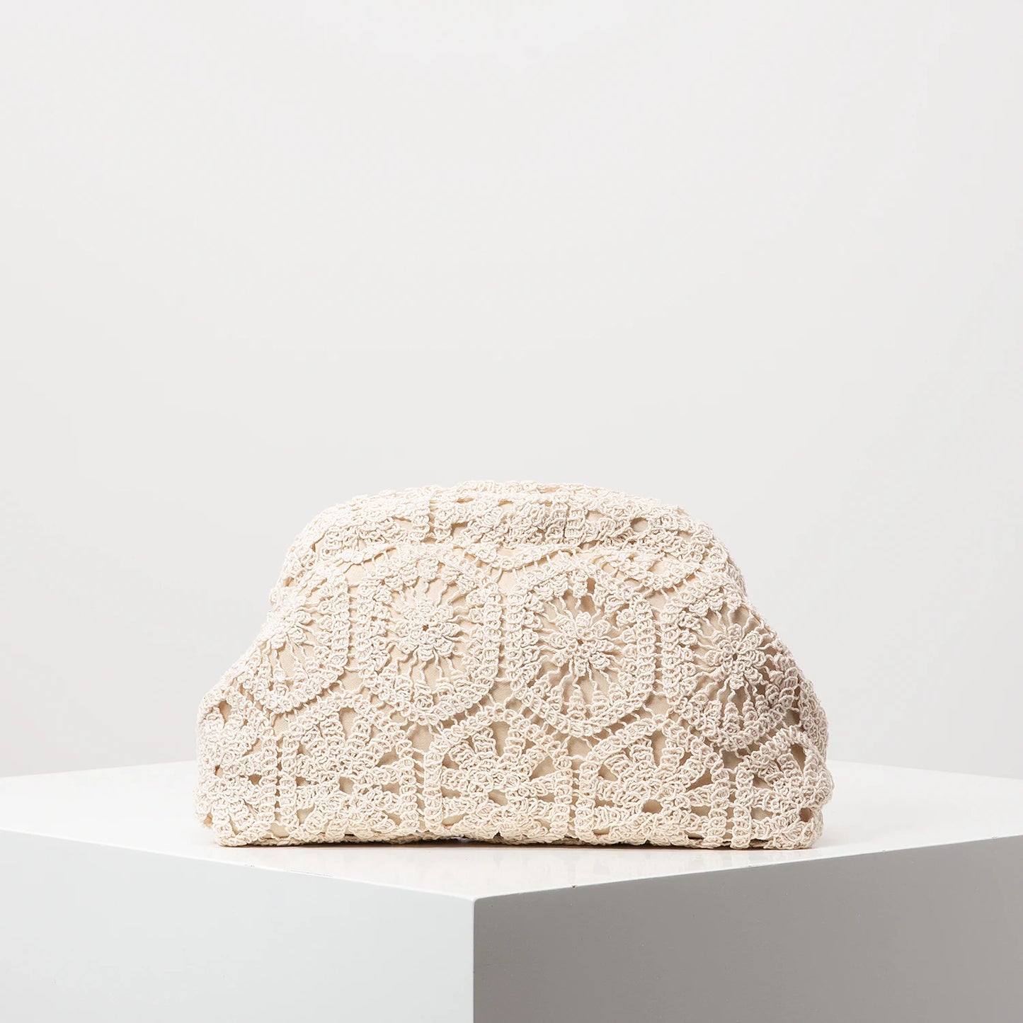 Perforated Woven Straw Clutch – Boho Chic Style Summer 2026