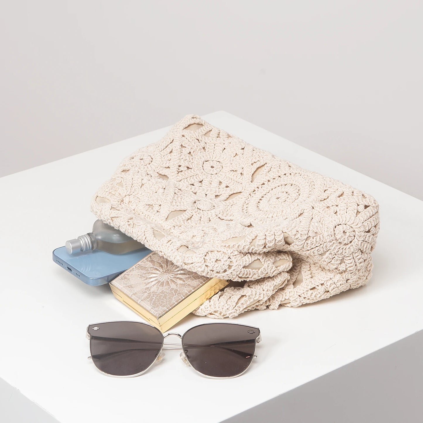 Perforated Woven Straw Clutch – Boho Chic Style Summer 2026