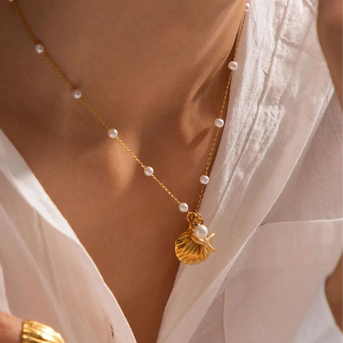 Collana Boho Dorata con Conchiglia & Perla – Charm Geometrico Donna Estate 2026