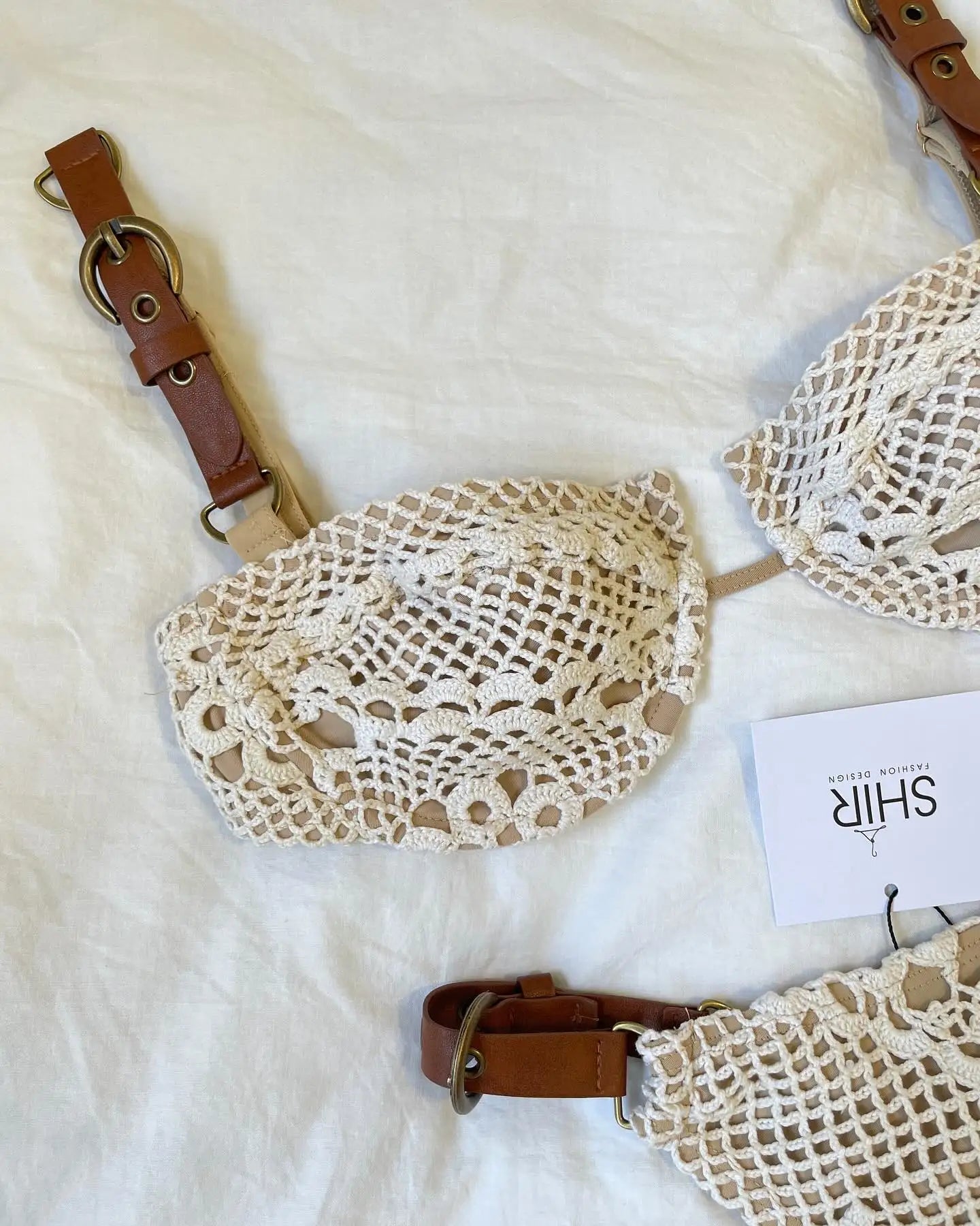 Bikini Donna 2026 in Crochet Crema con Cinturini in Pelle e Fibbie Metalliche - Lido nova 