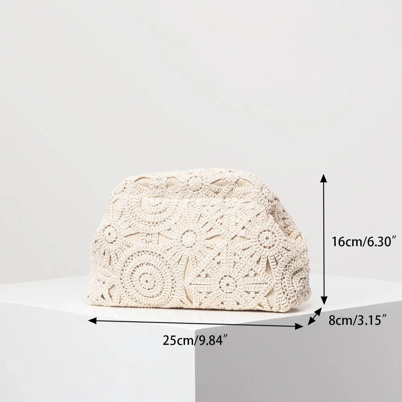 Perforated Woven Straw Clutch – Boho Chic Style Summer 2026