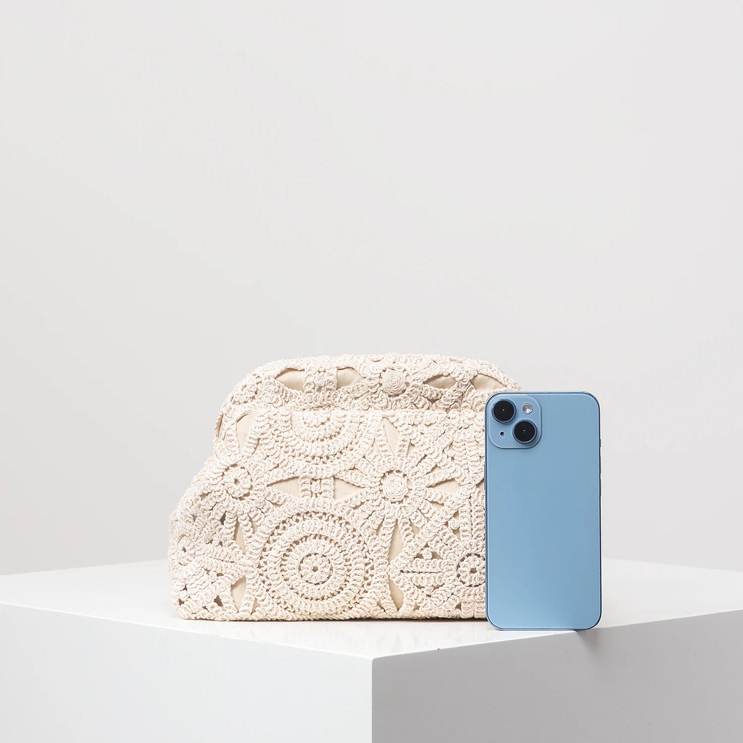 Perforated Woven Straw Clutch – Boho Chic Style Summer 2026