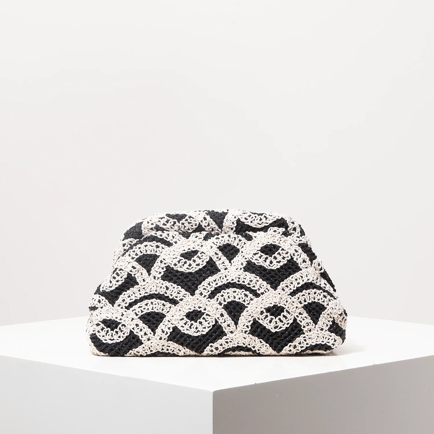 Perforated Woven Straw Clutch – Boho Chic Style Summer 2026